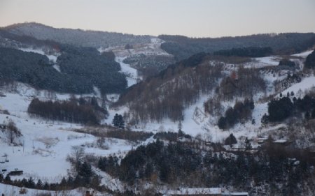 雪中的山景摄影图图片