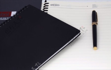 黑色笔记本和钢笔图片
