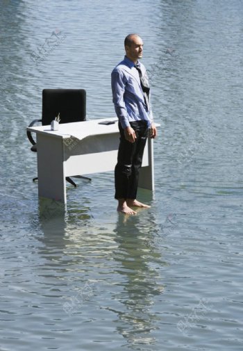 站在水面上的男人图片