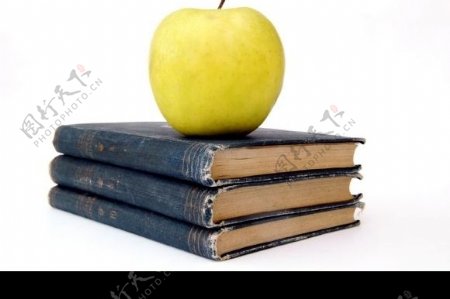 泛黄的书和苹果图片