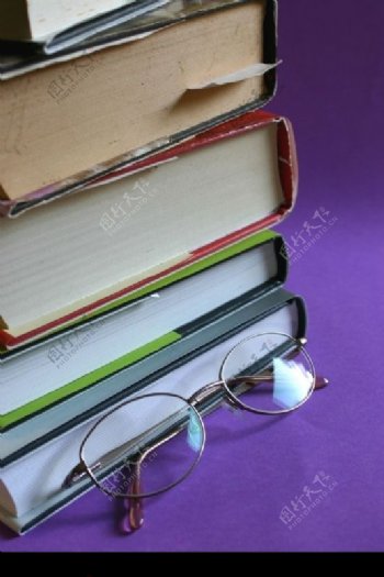 眼镜与书本图片
