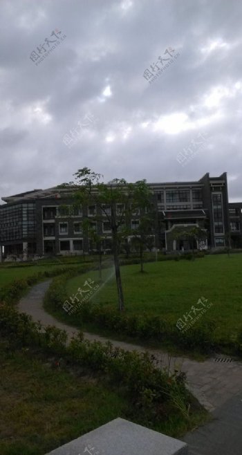 阴雨校园图片