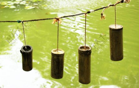 水面悬挂的竹筒图片