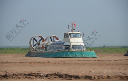 黄河滩气垫船图片