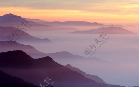 山峰夕阳图片