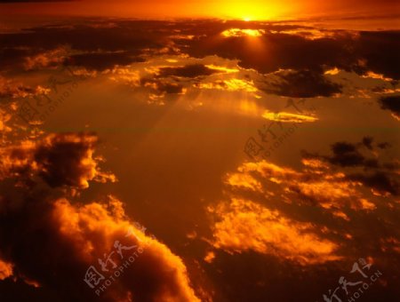 黄昏中云的美丽图片