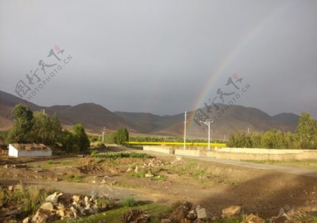 西藏的彩虹图片