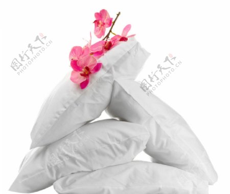 白色堆叠枕头粉色鲜花图片