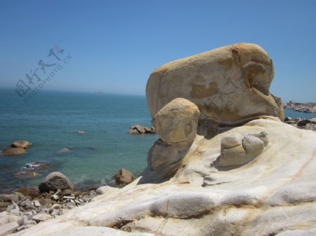 海边大石头图片