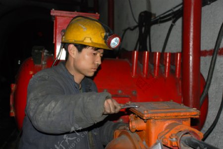 煤矿工人企业矿山井下综采现代化井口图片