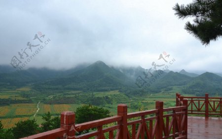 雨雾中的山脉图片