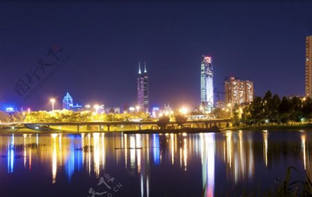 水光倒影中的城市夜景图片