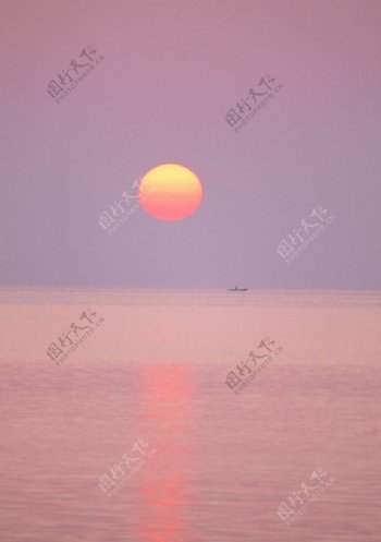 夕阳下海水图片