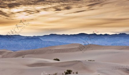 沙漠山峰风景图片