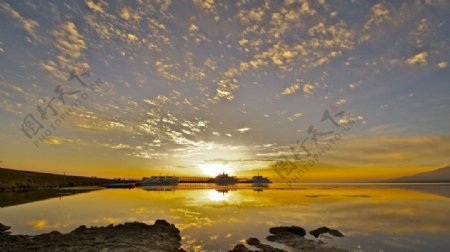 青海湖日出图片