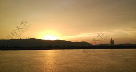 夕阳湖水图片
