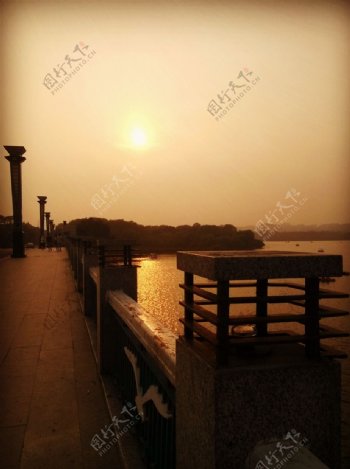 南湖桥边日落图片