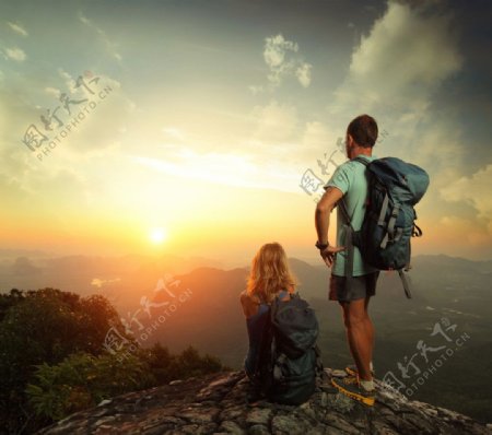 山顶看日出的情侣图片