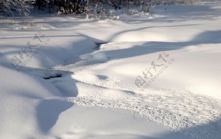根河冬天的雪地图片