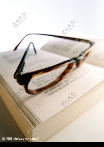 书和眼镜图片