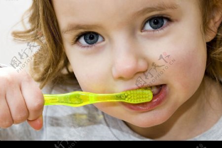 刷牙的小女孩牙刷牙膏图片