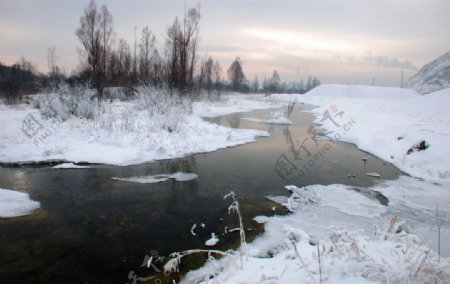 不冻河冬雪风景图片