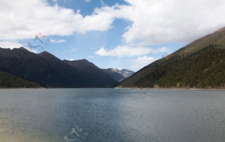 湖泊山峰美丽风景图片