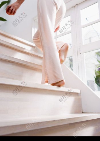 上楼梯的女人图片