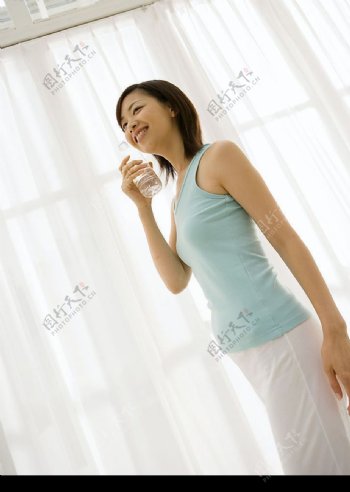 女子喝水图片