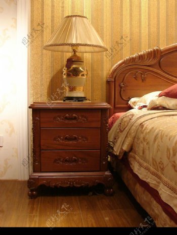 经典欧式家具卧室一角图片