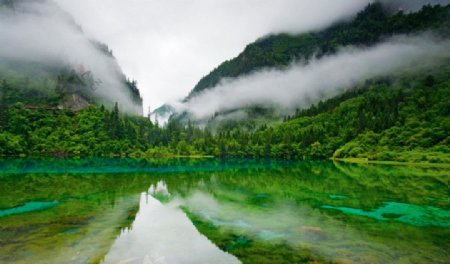 山间湖面风景图片