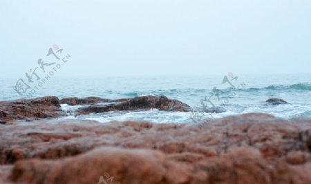 沙滩岩石图片