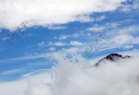 蓝天白云雪山山脉图片