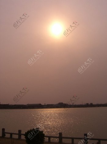 湖边日出图片