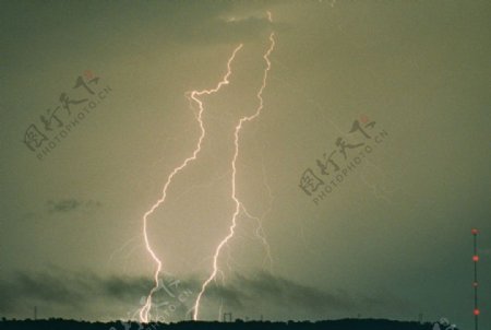 闪电风暴图片