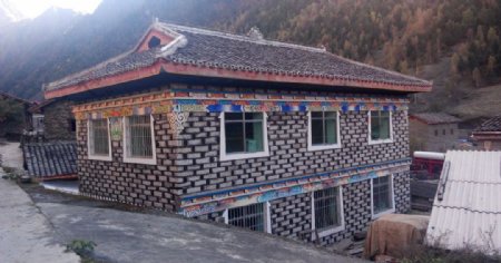 石头砌筑的藏族住宅图片