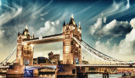黄昏下的伦敦塔桥美景图片
