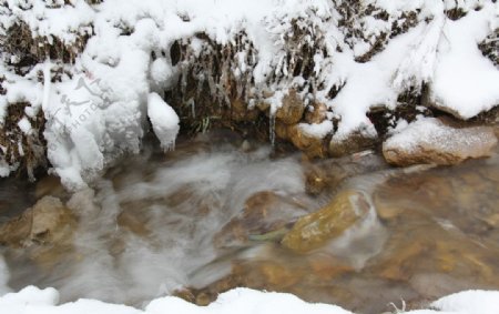 雪景溪流图片