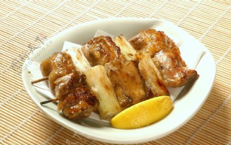 日式日本料理烧鸡肉串图片