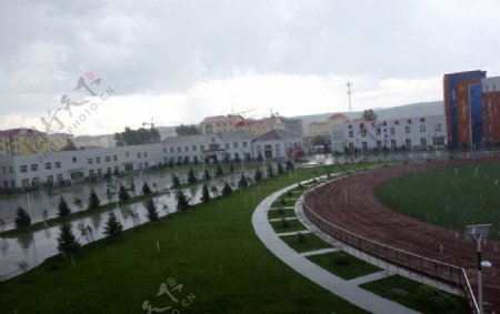 雨中的学校图片