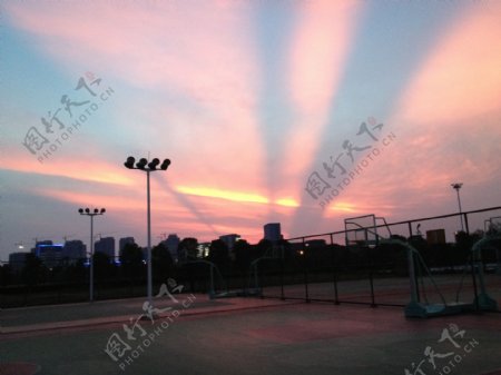 夕阳下的室外篮球场图片
