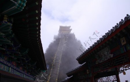 山中寺庙图片