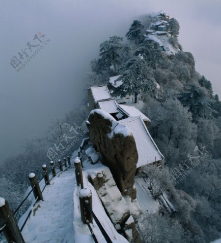 冬季朦胧山色雪景图片