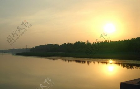 夕阳湖景图片