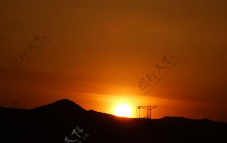 远山夕阳图片