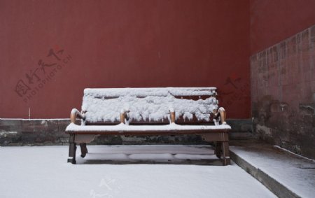 雪中座椅图片