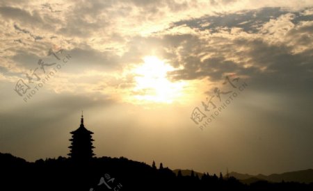 夕阳雷峰塔图片