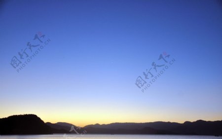 泸沽湖的日出图片