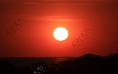 暹粒里萨湖上的夕阳图片