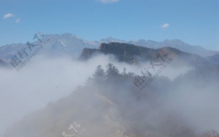 西岭雪山云雾缭绕图片